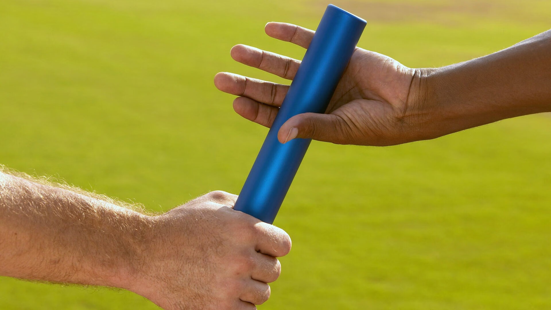 英格兰赛后全队谢场致敬球迷，英格兰队员光速摘下奖牌